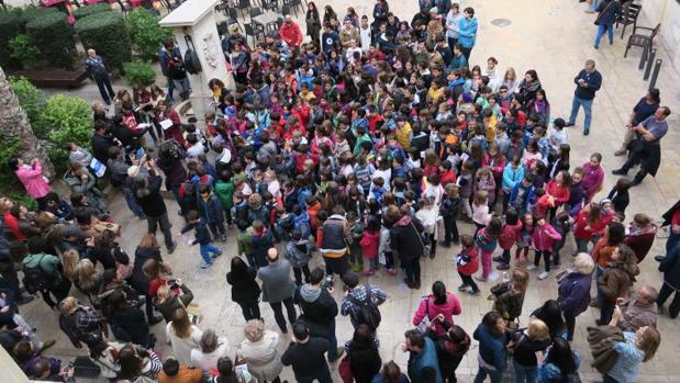 Algumnos y familias en un acto público de un colegio alicantino