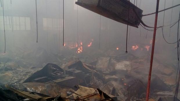 Imagen del incendio de la nave de cosméticos en Aldaia