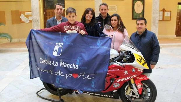 Mauro, junto con sus padres y autoridades locales y provinciales