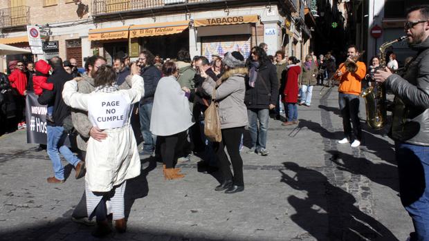 Vecinos bailaron un pasodoble para pedir la apertura de mayores