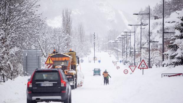 Decenas de carreteras del Pirineo aragonés, afectadas por las intensas nevadas