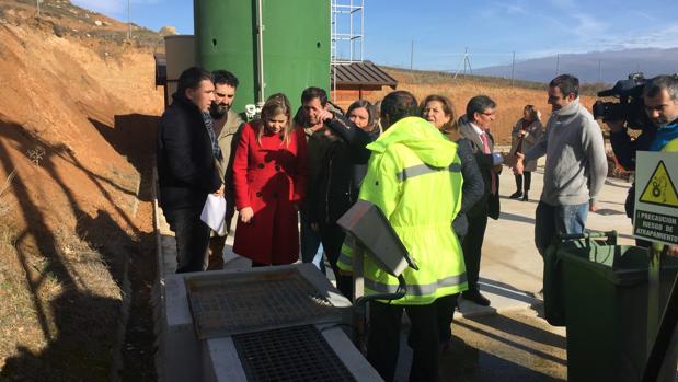 La consejera de la Cruz visita una depuradora en Castejón, al lado del embalse de Buendía