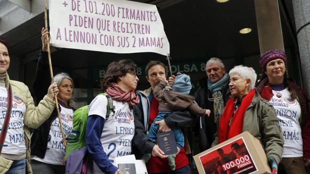 Las dos mujeres con su bebé en dependencias ministeriales en Madrid, este lunes