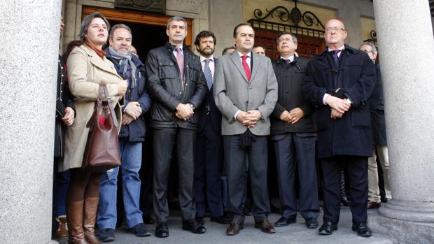 Autoridades políticas han guardado este lunes un minuto de silencio a las puertas de la Delegación del Gobierno