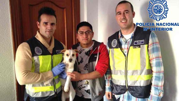 Imagen del cachorro con su dueño y los agentes de la Policía