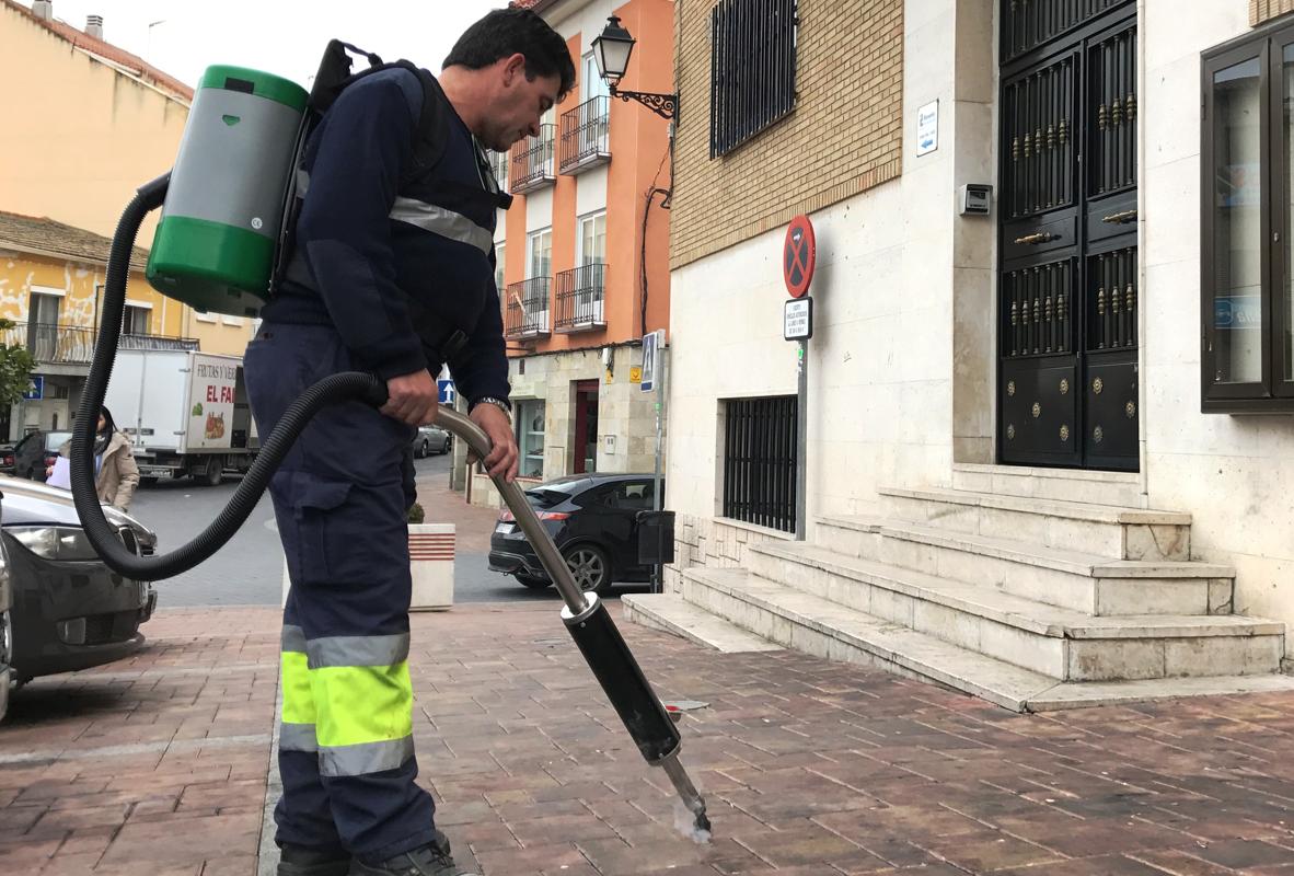 Un operario de Selymsa trabaja en la acera del Ayuntamiento