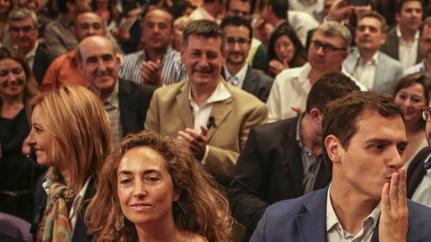 José Enrique Aguar (entre Carolina Punset y Albert Rivera), durante un mitin en Valencia