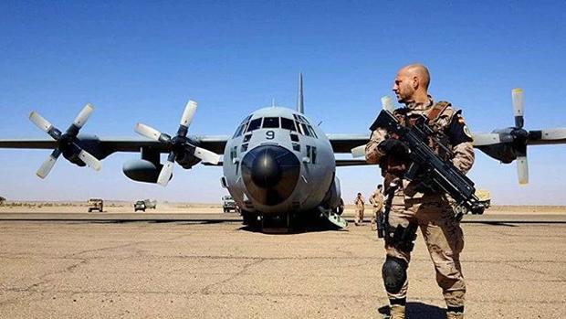 Miembro del EADA protege un C-130 Hércules del Ala 31 en una operación del Destacamento Marfil