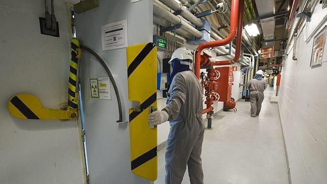 Trabajadores en el interior de la central cuando estaba operativa