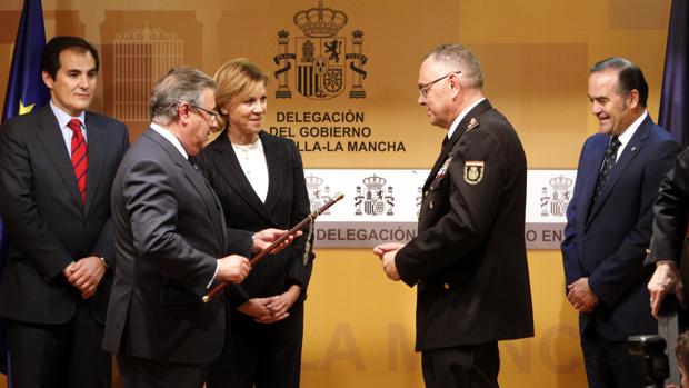 Zoido y Cospedal entregaron el bastón de mando al nuevo jefe superior de Policía de Castilla-La Mancha