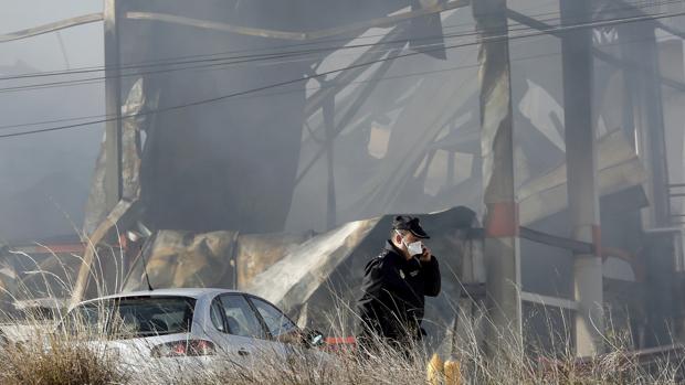 Imagen de un bombero realizando tareas de contención del agua contaminada este jueves