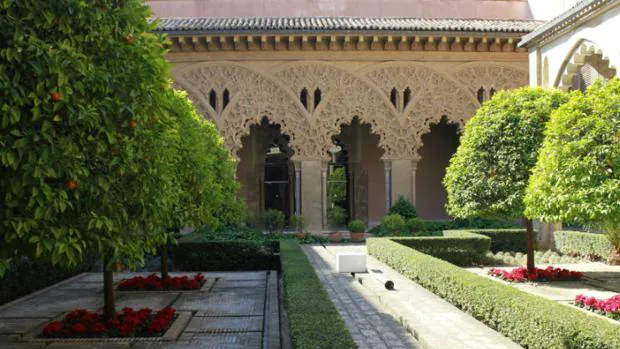 Jardines interiores del histórico Palacio de la Aljafería, sede de las Cortes de Aragón