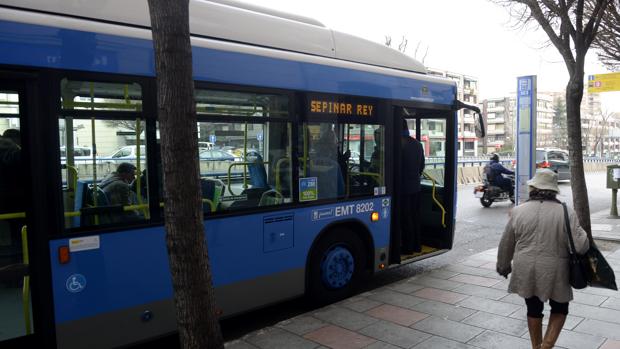 Uno de los autobuses del Servicio Especial puesto en marcha con motivo del cierre de la Línea 8 del Metro