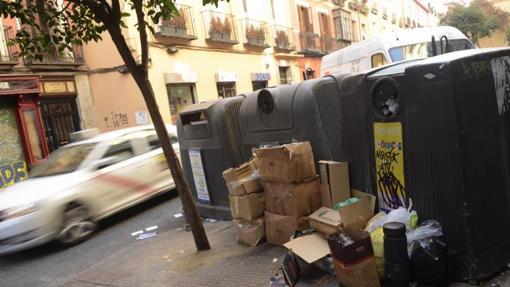 Basura acumulada en unos contenedores de la calle Magdalena