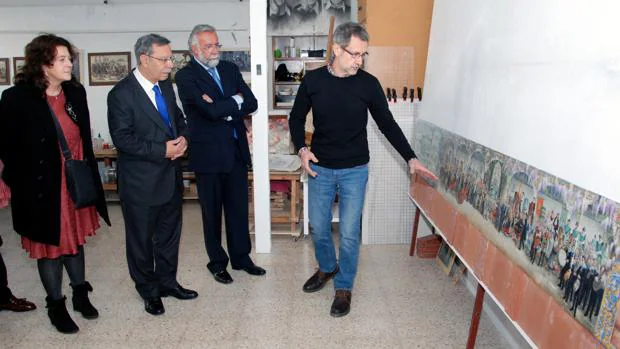 Jaime Ramos durante la visita que realizó al ceramista Carlos Garrido