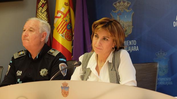 La concejal de Seguridad, Encarnación Jiménez, y el intendente jefe de la Policía Local, Julio Establés