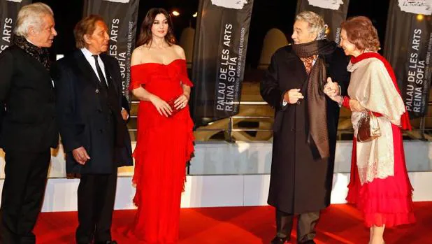 La estrella Monica Bellucci (centro), junto a Valentino Garavani y Giancarlo Giammetti , Plácido Domingo y la Reina Sofía