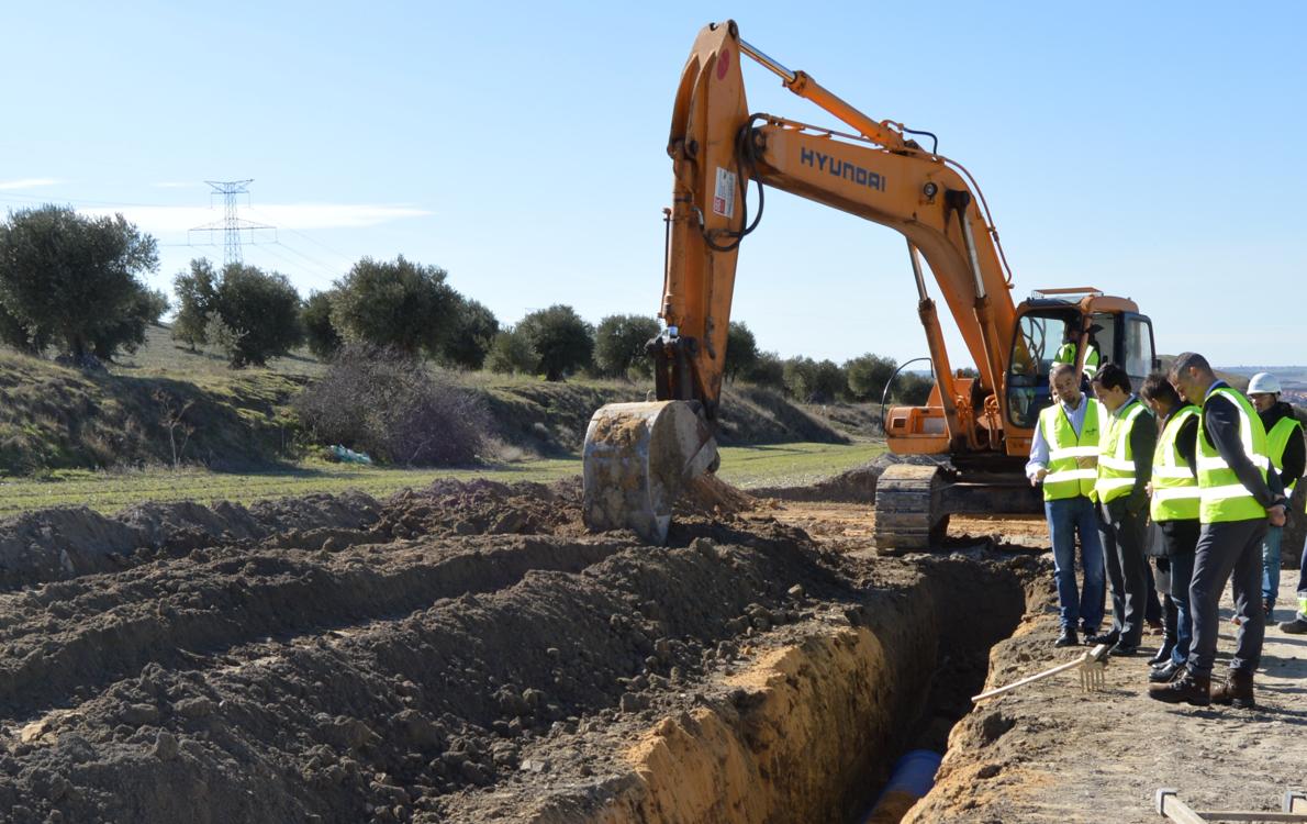 El alcalde de Seseña, Carlos Velázquez, ha visitado las obras y ha visto la instalación de la tubería