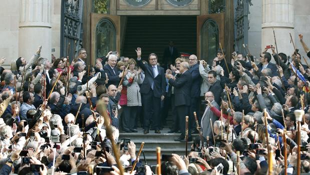 Los alcaldes independentistas arroparon a Mas en su primera comparecencia ante el TSJC