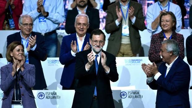 Mariano Rajoy, entre Cospedal y JAvier Arenas, esta tarde en el Congreso del PP, en Madrid