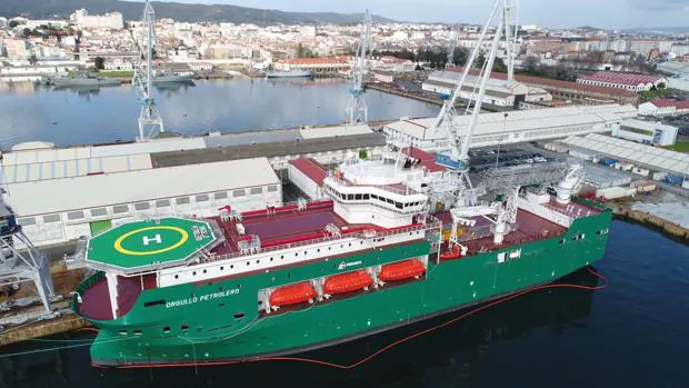 El «Orgullo Petrolero» atracado en los astilleros de Ferrol