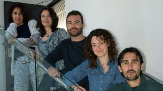 Pilar Eroles, segunda por la izquierda, con otros investigadores valencianos del cáncer