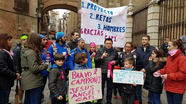 El concejal Teo García recibió a los corredores en la catedral de Toledo