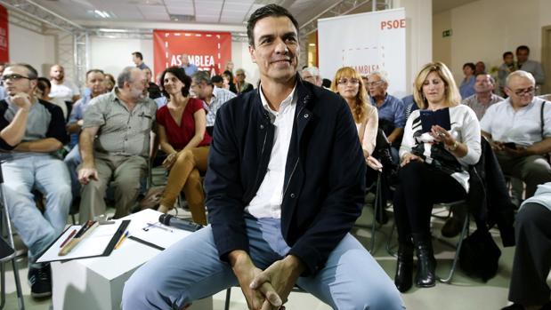 Pedro Sánchez felicita a Mariano Rajoy y a Pablo Iglesias por «renovar sus liderazgos»