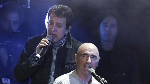 Lluñis Llach y Manono García, durante su actuación