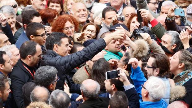 Pedro Sánchez en su primer contacto con los socialistas valencianos para la primarias, en Xirivella