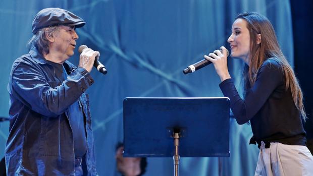 Joan Manuel Serrat y Judit Neddermann (d), durante el «Gran concierto por las personas refugiadas»