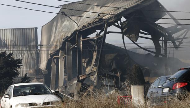 El incendio de Paterna permanece activo seis días después