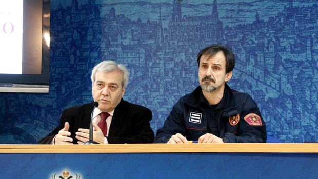 El concejal de Seguridad Ciudadana, Juan José Pérez del Pino, y el suboficial del cuerpo de bomberos de Toledo, Jesús Álvarez, han presentado este lunes la campaña