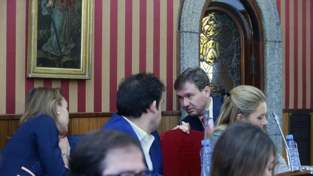 El alcalde de Burgos, Javier Lacalle, durante el Pleno de los presupuestos del Ayuntamiento