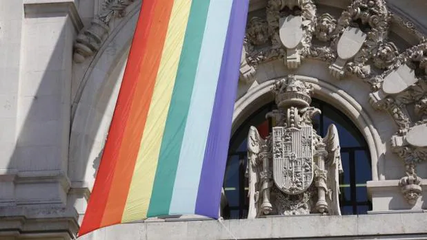 La bandera del Orgullo Gay en el Ayuntamiento