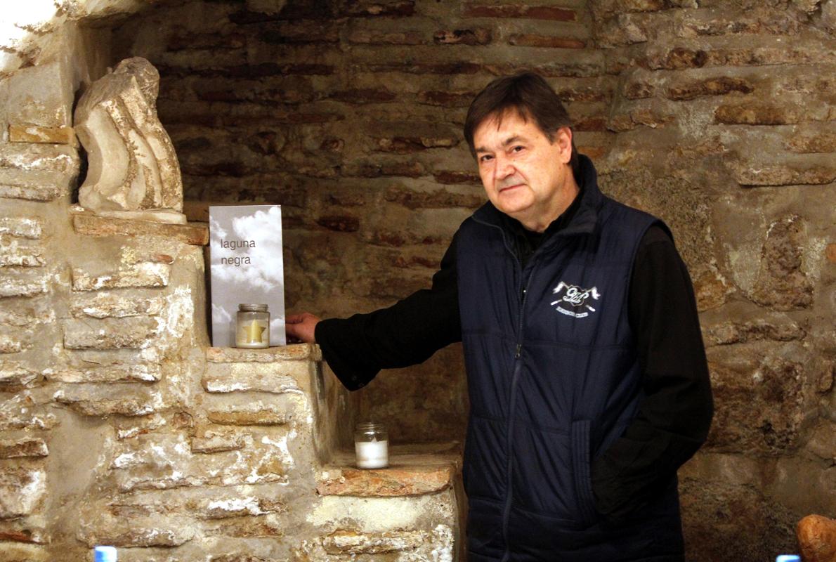 El poeta Jesús Maroto posa con su nueva obra, «Laguna negra»