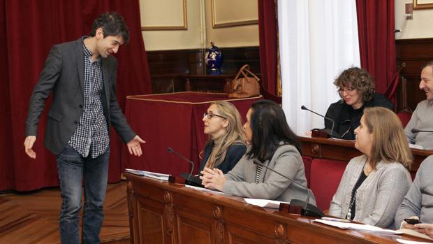 El alcalde de Ferrol conversa con la portavoz del Partido Popular tras el pleno celebrado ayer