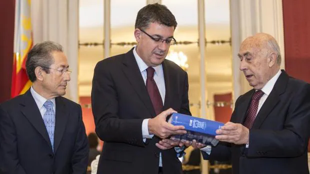 Cholbi entrega su informe anual de 2015 al presidente de las Cortes Valencianas, Enric Morera