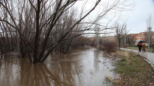 El río Adaja a su paso por Ávila