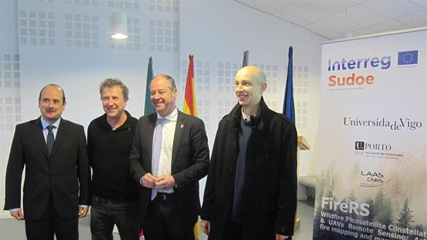 Salustiano Mato junto a Fernando Aguado, el profesor luso Pedro Aguiar y el galo Simon Lacroix