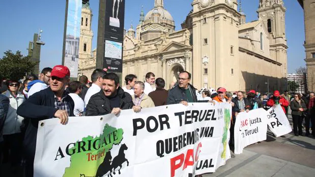 Medio millar de personas se sumaron a la manifestación que recorrió el centro de Zaragoza