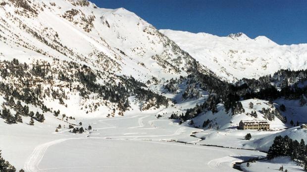 Cumbres nevadas en el Pirineo aragonés, en la zona de Benasque y Llanos del Hospital