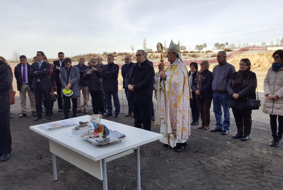 Un momento del acto de colocación de la primera piedra, ayer, en El Quiñón