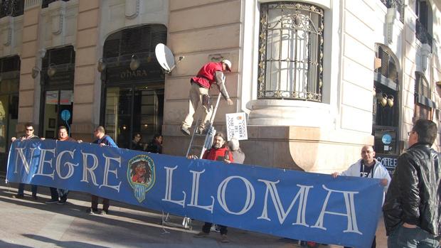 Cambio de placa de una de las calles en Alicante, ahora renombrado como Negre Lloma