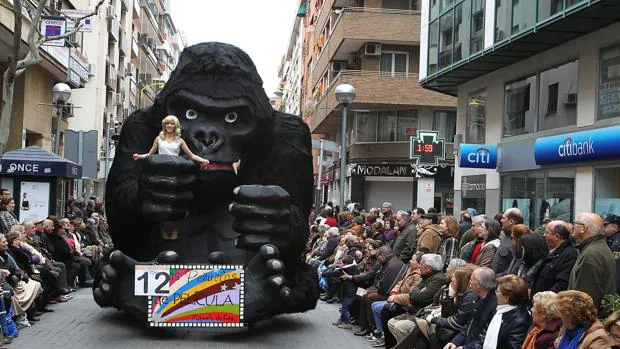 Una de las carrozas participantes en el desfile del Domingo de Piñata