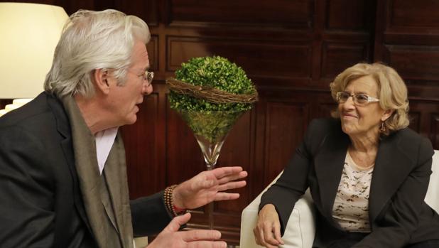 El actor estadounidense, Richard Gere, junto a la alcaldesa, Manuela Carmena