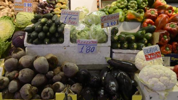 Precios de las verduras, ayer, en un puesto del Mercado de Maravillas