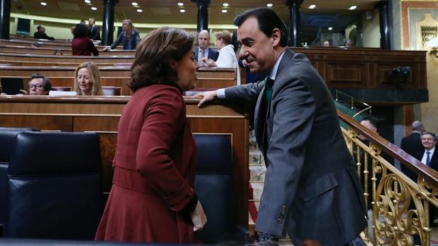 La vicepresidenta del Gobierno, Soraya Sáenz de Santamaría, conversa con el coordinador general del partido Fernando Martínez Maíllo antes del inicio del Pleno