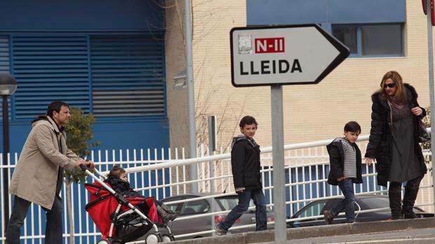 Cartel que señala hacia Lérida en el casco urbano de Fraga, localidad oscense donde se ubicará Envases Petit