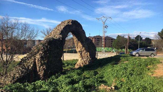 Ciudadanos ha denunciado que este arco «se encuentra en estado de abandono y desprotegido»